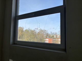 Kortermaja purunenud klaaspaketi vahetus