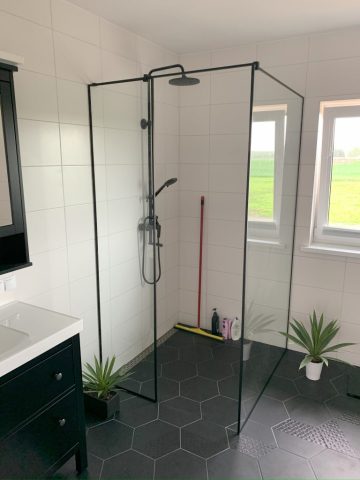 dushiklaaside paigaldus Tallinnas ja Tartus, mustad profiilid